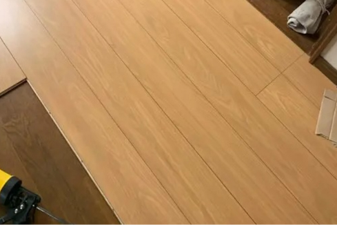 フローリング張り替え中