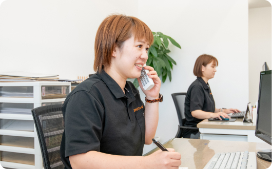 スタッフが電話対応している様子