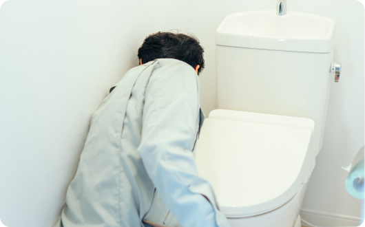 スタッフがトイレを確認している様子
