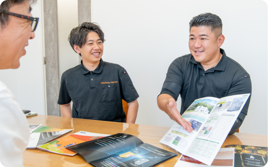 お客様へご提案する様子