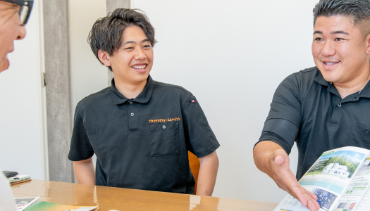 スタッフがカタログを持ってお客様へ説明している様子