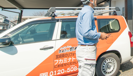 会社名・電話番号が載っている車とスタッフ