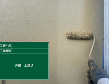 外壁上HP経由にて「外壁の色あせや汚れがきになるんです」とのご相談。  都城市のY様から、外壁塗装・屋根塗装のご依頼がありました。 ありがとうございます！  Y様から「まだ長く住むので、今後の汚れを防止したい」というご要望があり、外壁には「レガロ」をご提案しました！ 屋根は光沢が美しい「リリーフNADフッ素」です。  〜屋根・外壁の無料点検実施中！お気軽にご相談ください〜  フカミナトリフォームでは、お客様のご要望を丁寧にヒアリングし、ご希望に添えるリフォームを心がけております＾＾     屋根：「リリーフNADフッ素」（日本特殊塗料株式会社）  ＜耐用年数約10~15年＞ ※高い耐久性があり、多様な屋根材に使用できます。美しい光沢が特徴。  リリーフNADフッ素についてもっと詳しく！     外壁：「レガロ」（ペイントライン）壁使用塗料  ＜耐用年数約15~17年＞ ※紫外線に強いだけでなく、汚れがつきにくい&防カビ・防藻成分配合の無機塗料。  レガロについてもっと詳しく！  ※メーカーサイトへ移動します。塗り